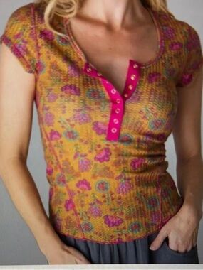 NWT- NATURAL LIFE Thermal Mustard Floral Short Sleeve Henley with Pink Trim